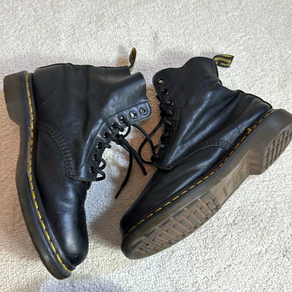 EUC Dr. Doc Martens Black Leather Boots - Picture 4 of 8
